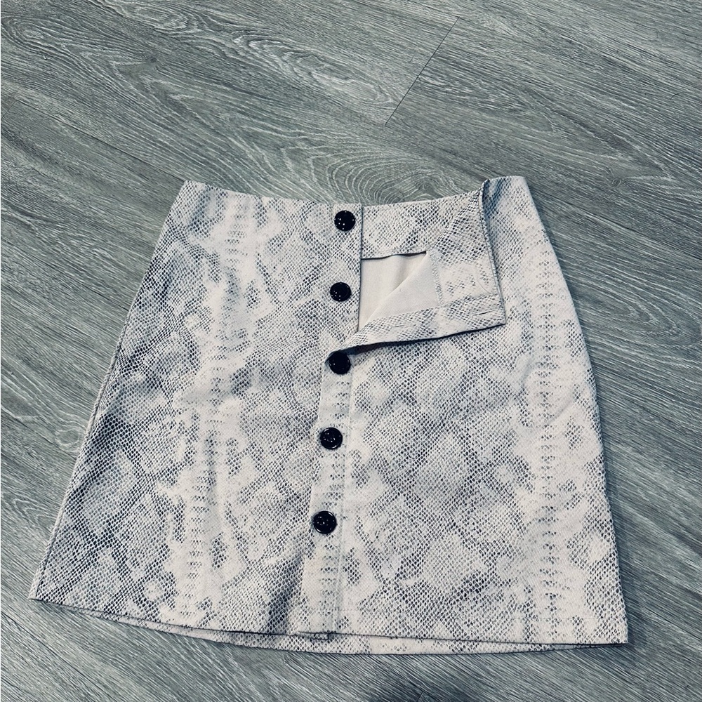 Stylish Gray Button-Up Skirt